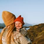 Maman qui porte son bébé pendant une randonnée