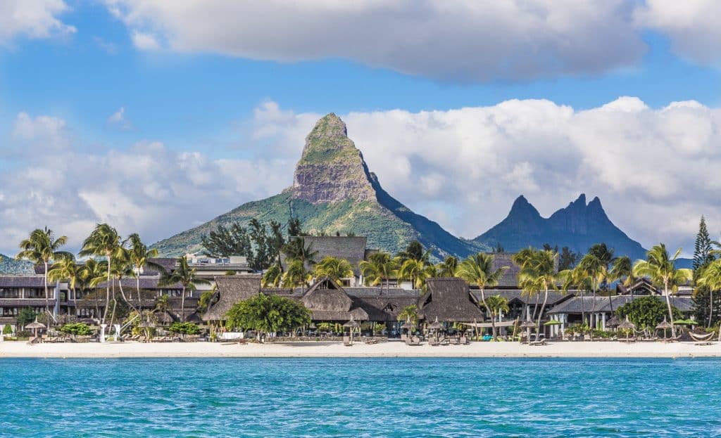 Vue sur la plage de Flic en Flac avec le Piton de la Petite rivière Noire en arrière plan