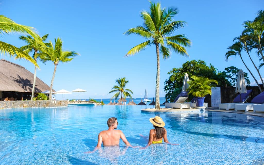 Coupe assis dans une piscine à l'île Maurice