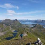 Couple en haut d'une montagne dans les iles Lofoten