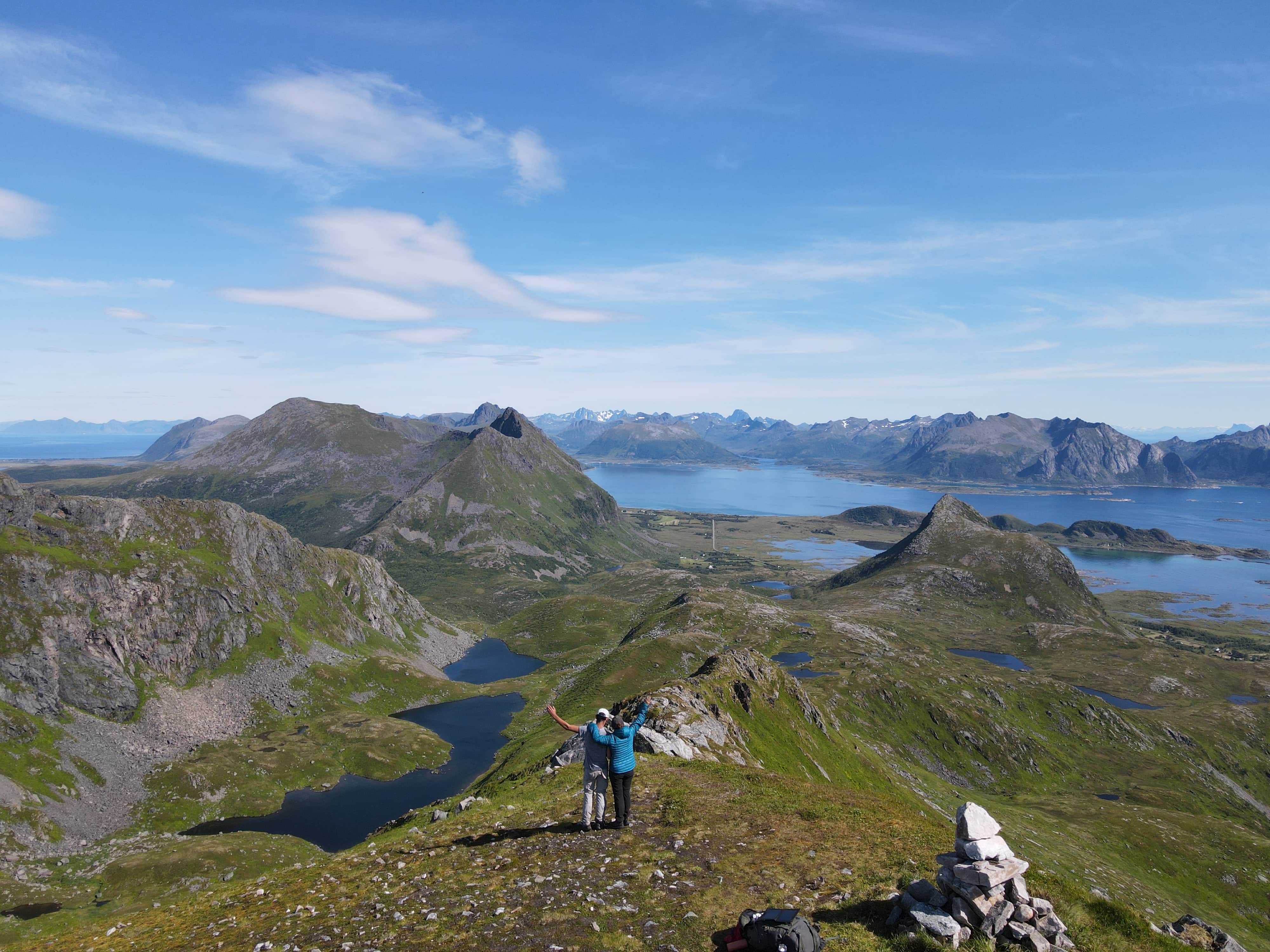 Couple en haut d'une montagne dans les iles Lofoten