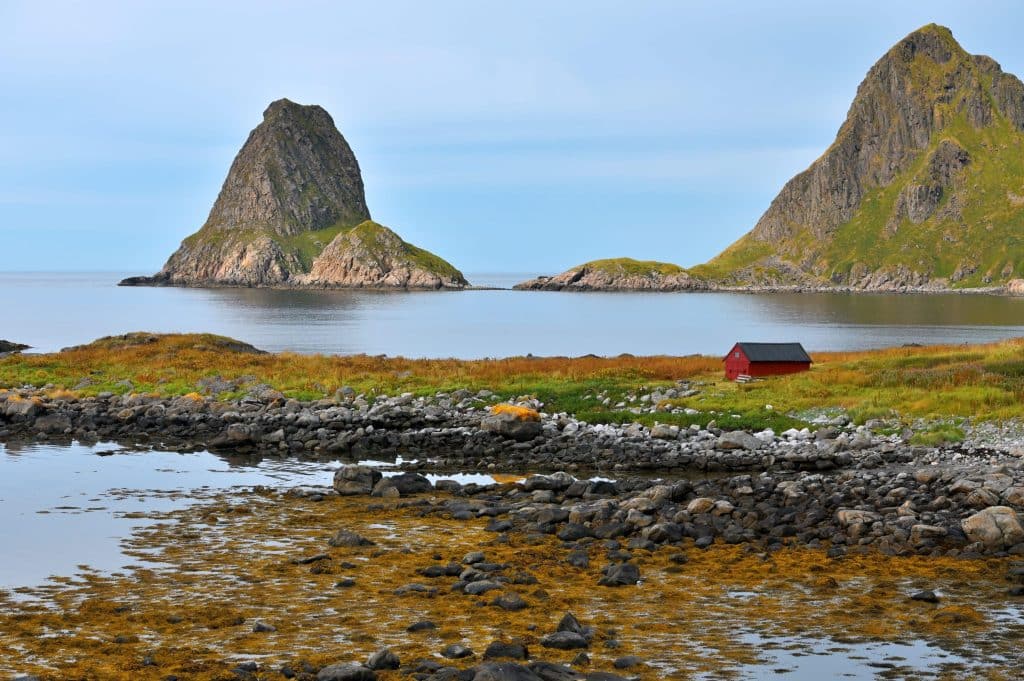 Maison rouge perdue dans un fjord 
