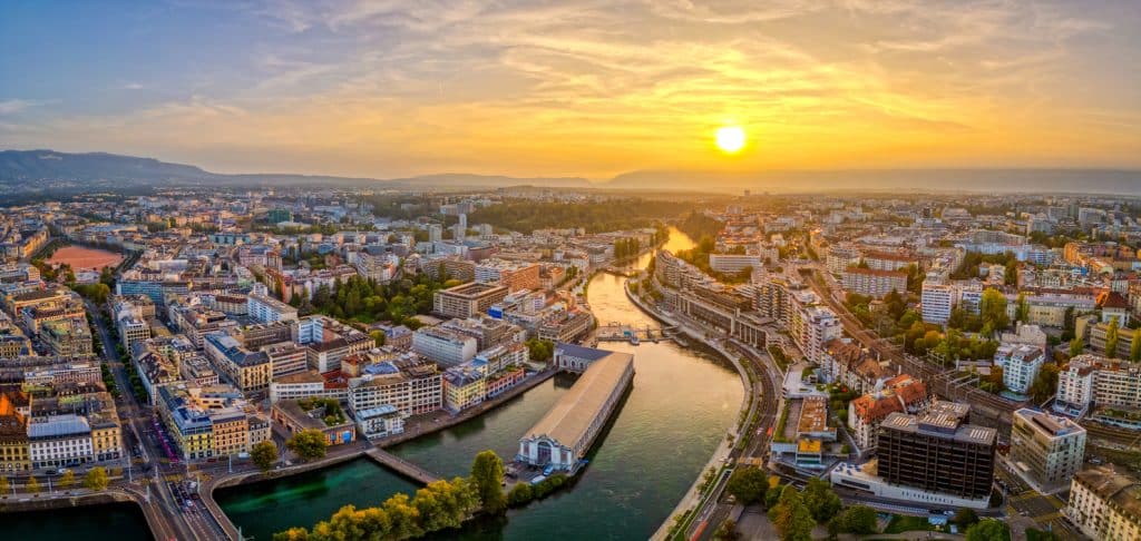 Vue panoramique de Genève au coucher du soleil