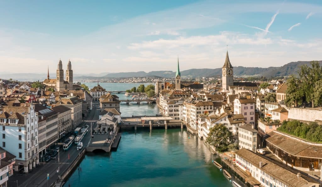 Vue sur le fleuve Limmat à Zurich en Suisse