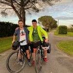 Deux jeunes hommes sur leurs vélos dans la campagne