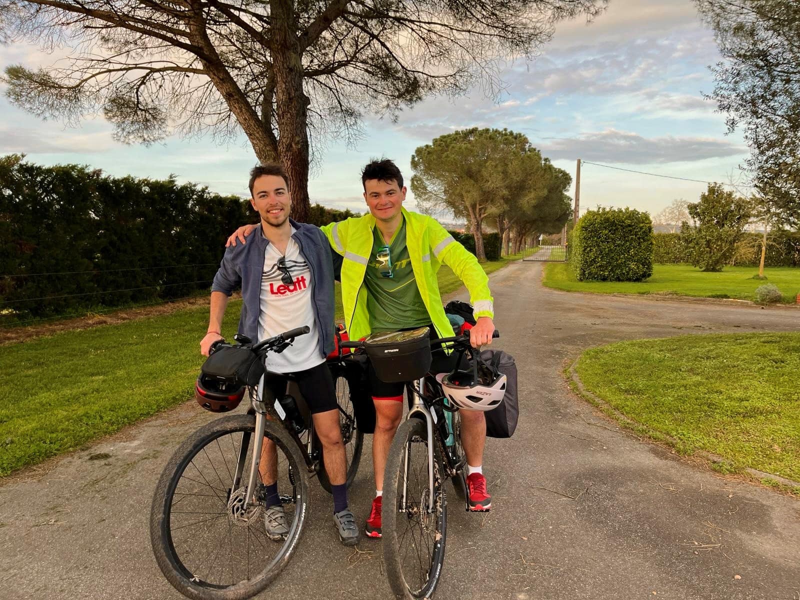 Deux jeunes hommes sur leurs vélos dans la campagne