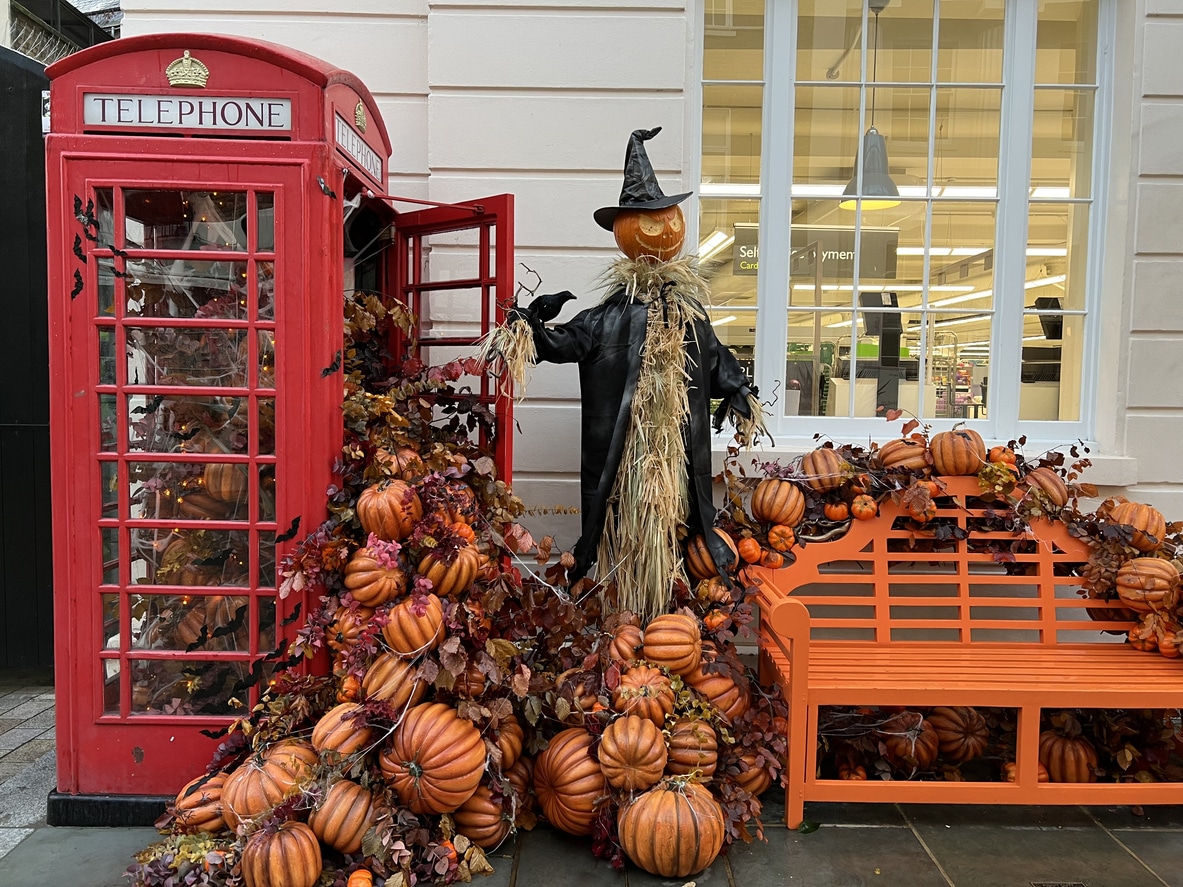 Cabine téléphoniques londonienne décorée pour Halloween