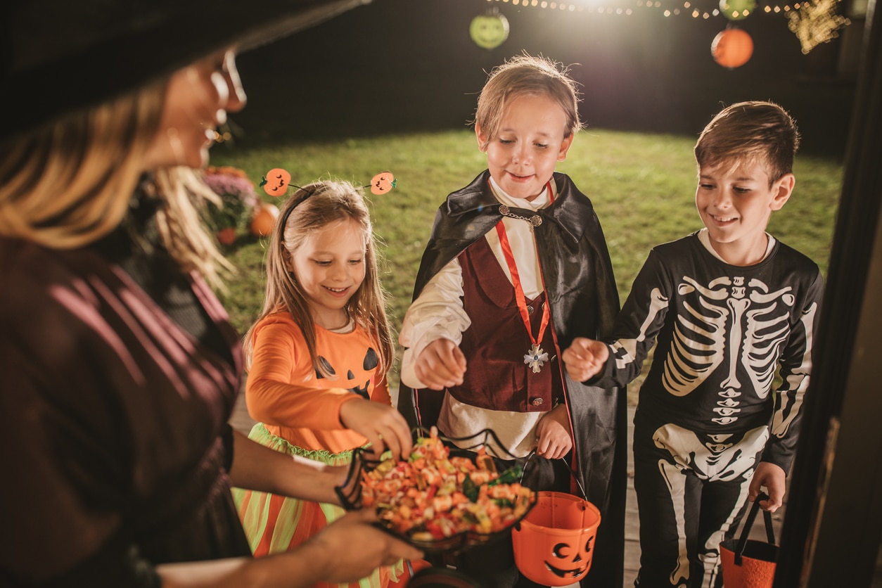 enfants en costume d'Halloween récoltant des bonbons