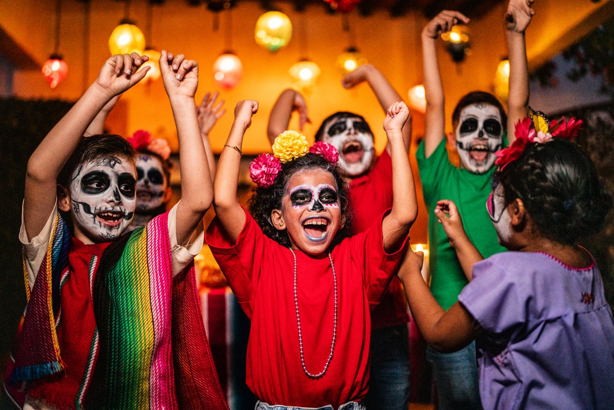 Enfants déguisés célébant Día de los Muertos 