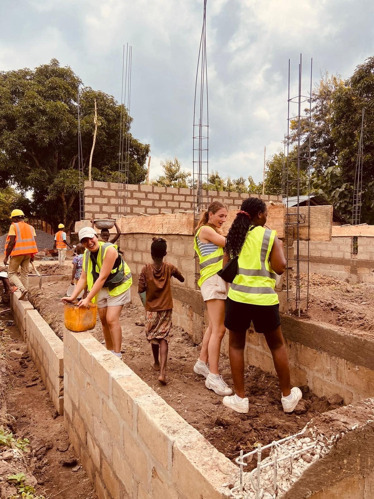 Etudiants en train d'aider sur un chantier dans le cadre d'une mission humanitaire en Afrique