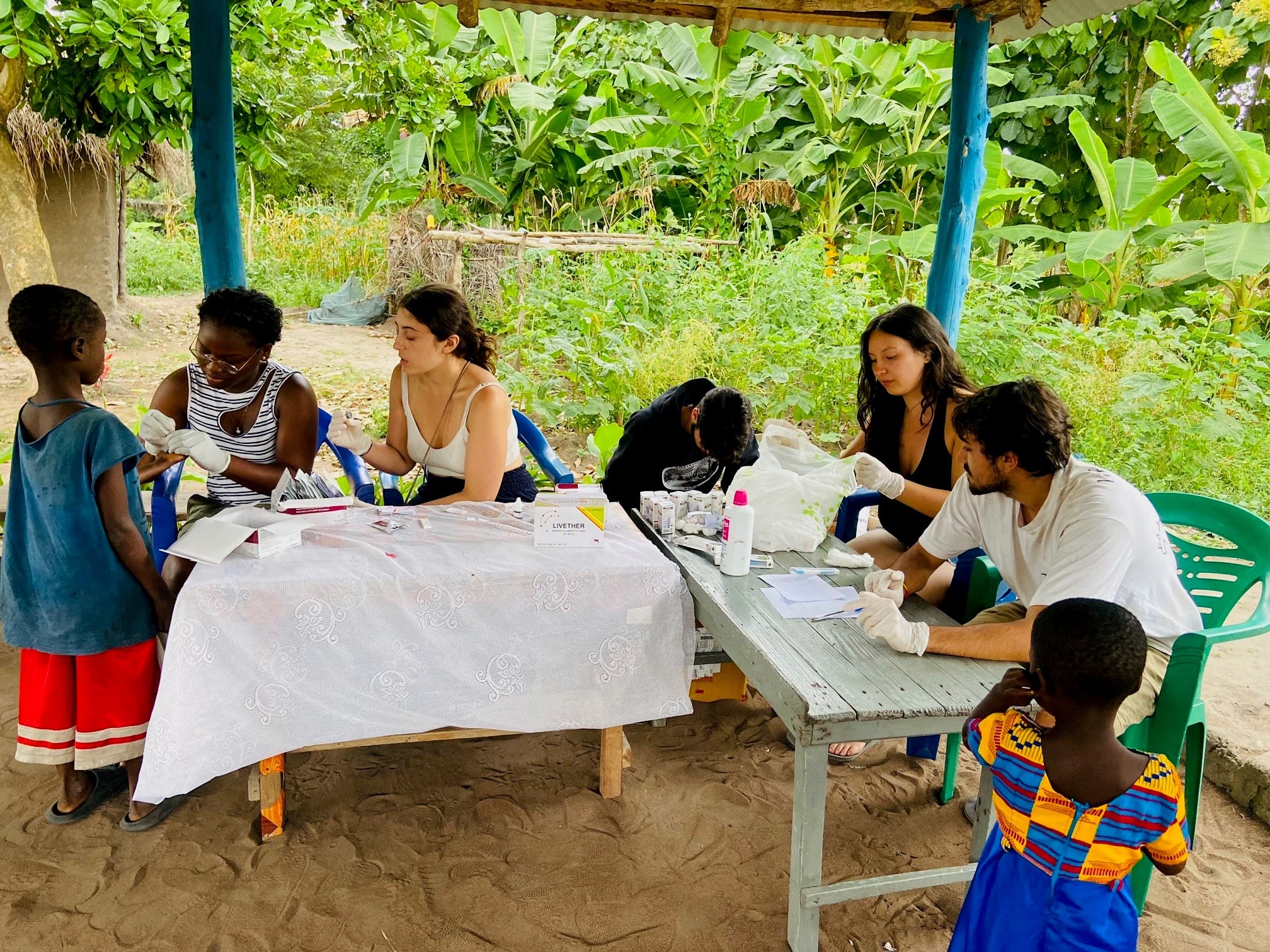 étudiants auscultant des enfants en Afrique lors d'une mission humanitaire