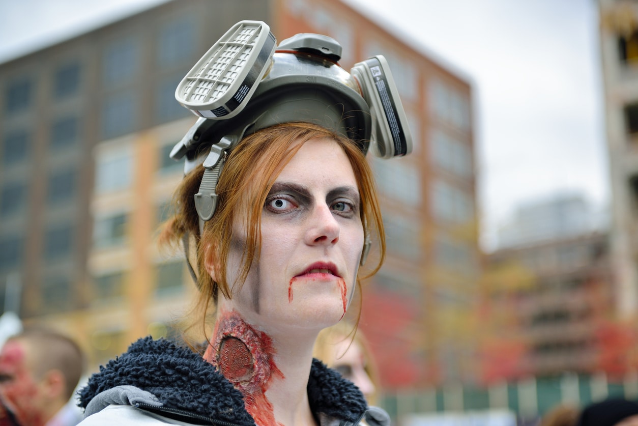 Femme déguisée en zombie pour la parade d'Halloween