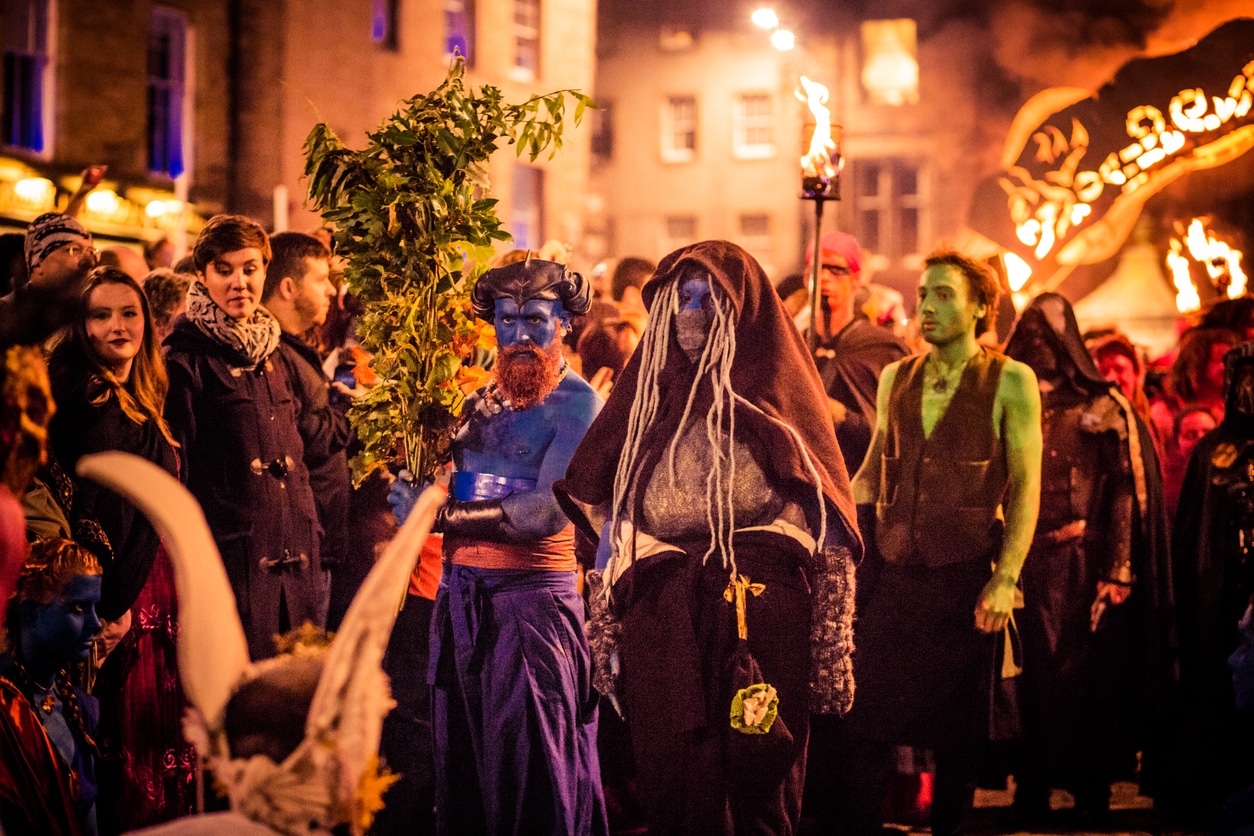 Personnes déguisées qui défilent lors de la parade d'Halloween d'Edimbourg