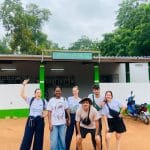 Groupe d'étudiants posant devant une pharmacie en Afrique