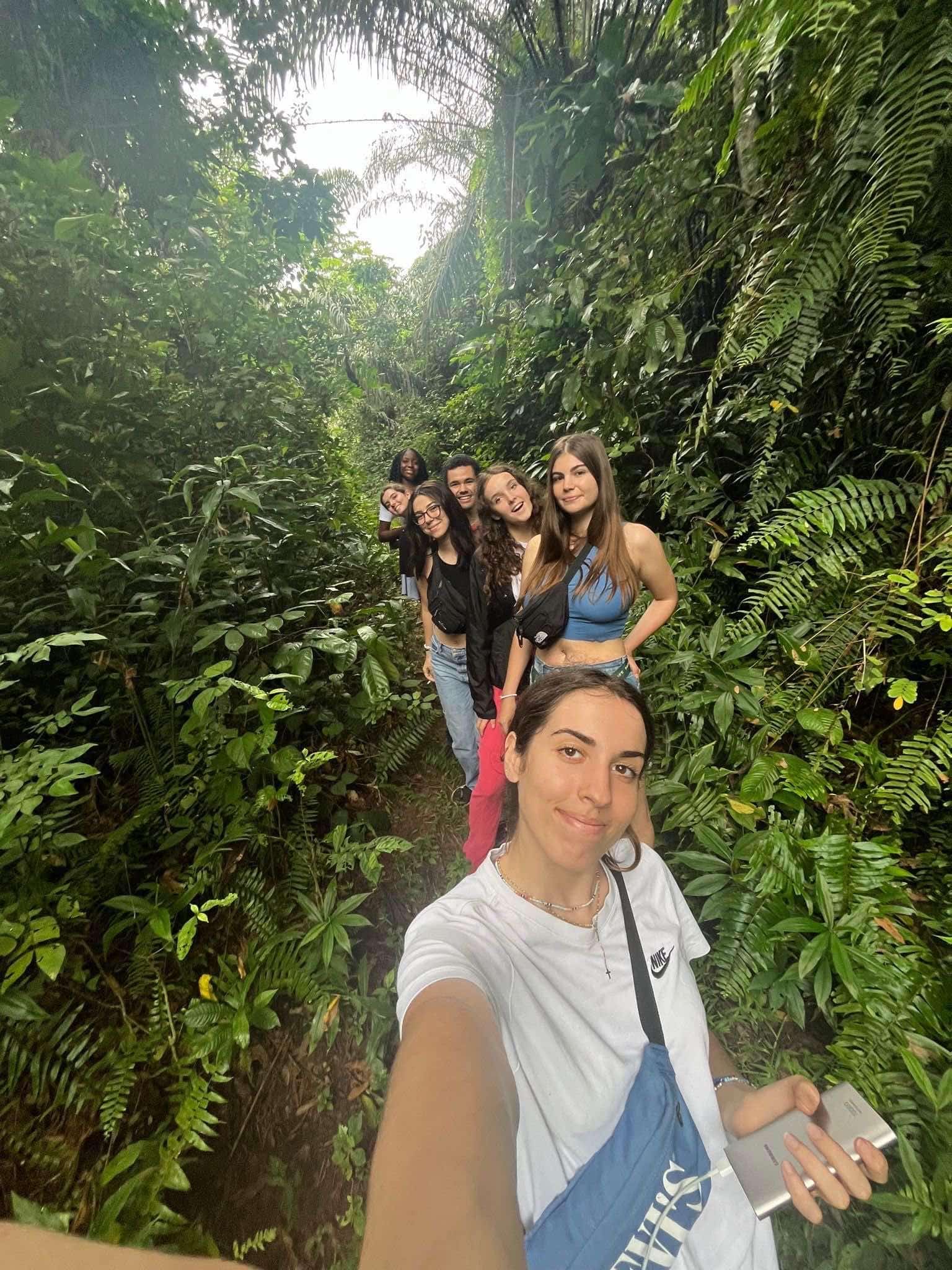 Groupe d'étudiants dans la forêt
