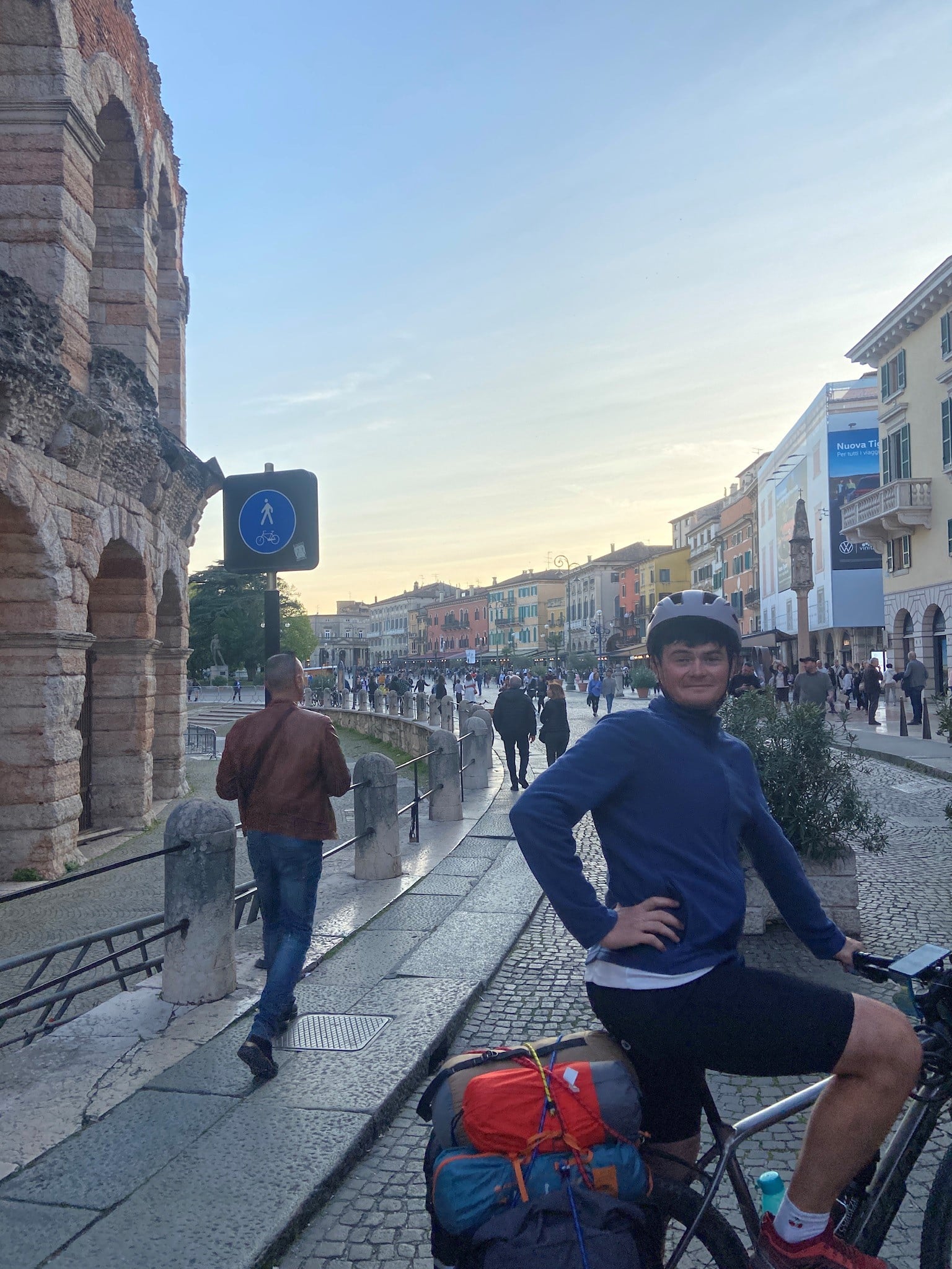 Jeune homme à vélo dans les rues d'Italie