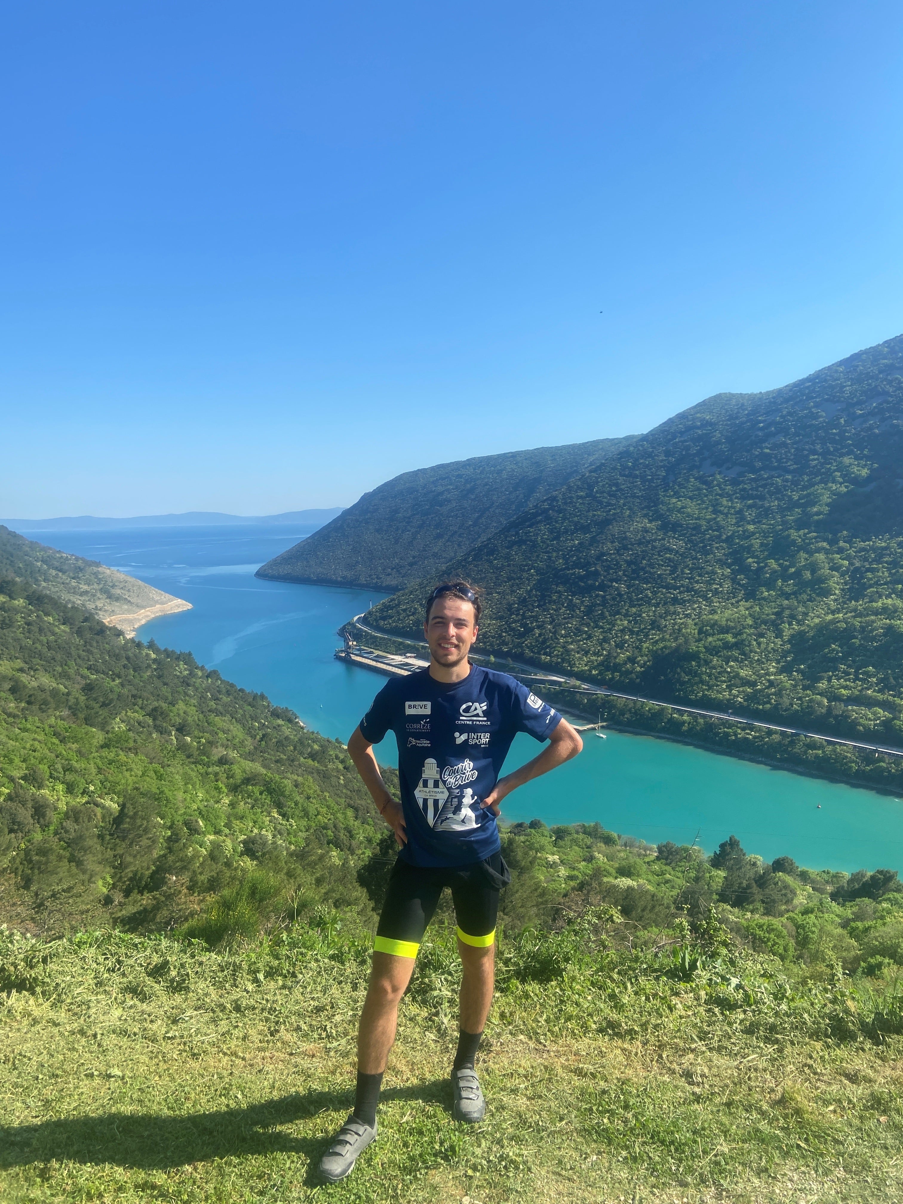 Jeune homme sur une colline surplombant la mer
