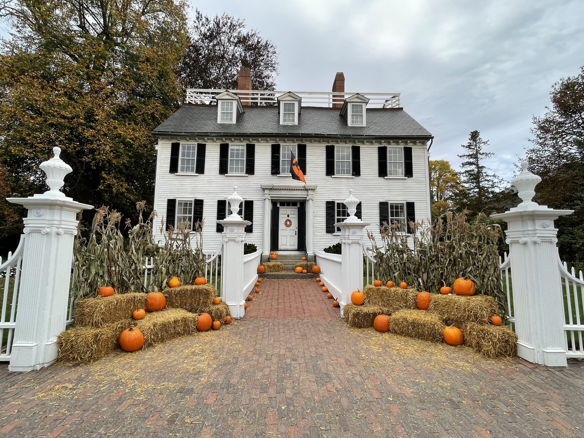 Maison historique américaine décorée pour Halloween