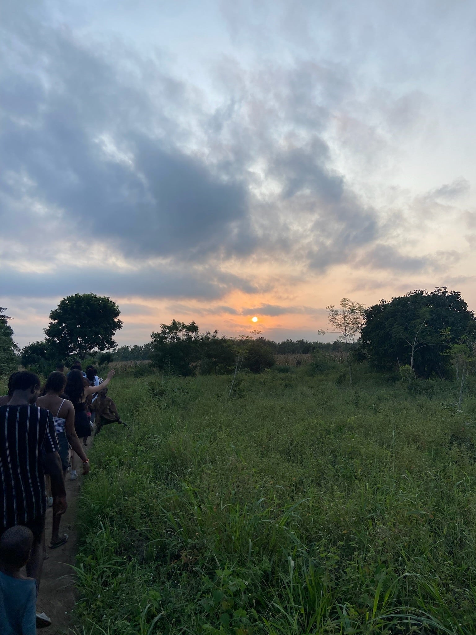 Personnes à la fil indienne marchant au coucher du soleil