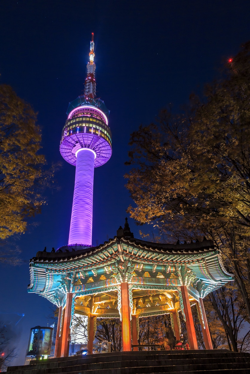 N Seoul Tower éclairée de nuit