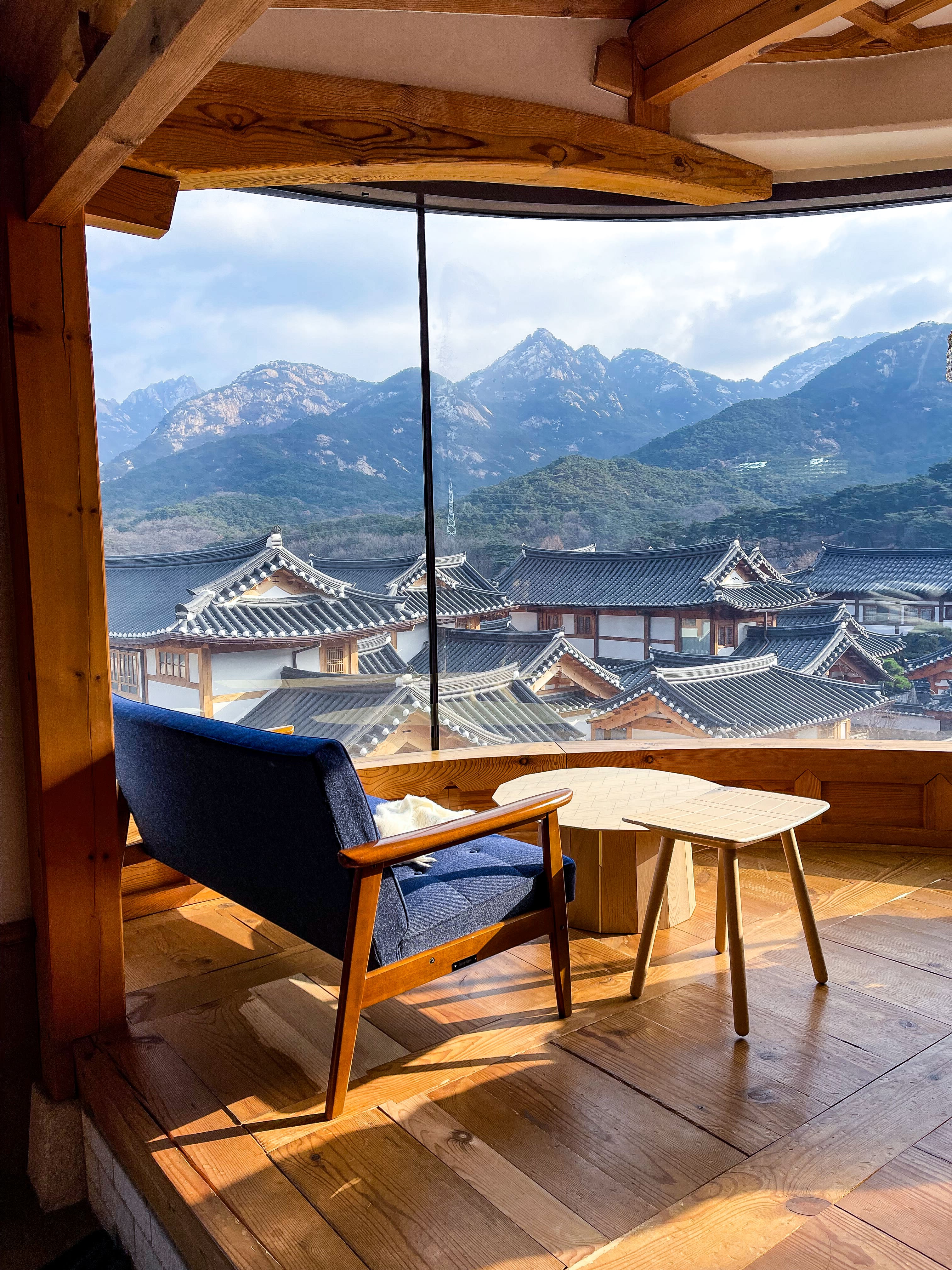 Vue sur les toits de Séoul et ses montagnes depuis un hôtel