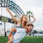 Couple joyeux devant le Harbour Bridge à Sydney