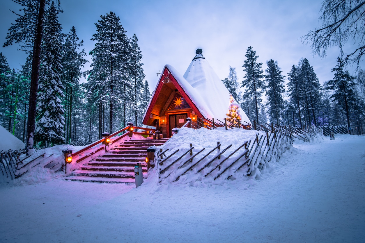 Chalet en bois décoré au milieu de la neige