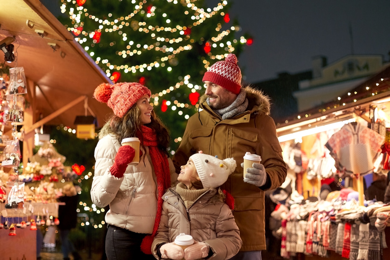 Famille devant un chalet au marché de noël