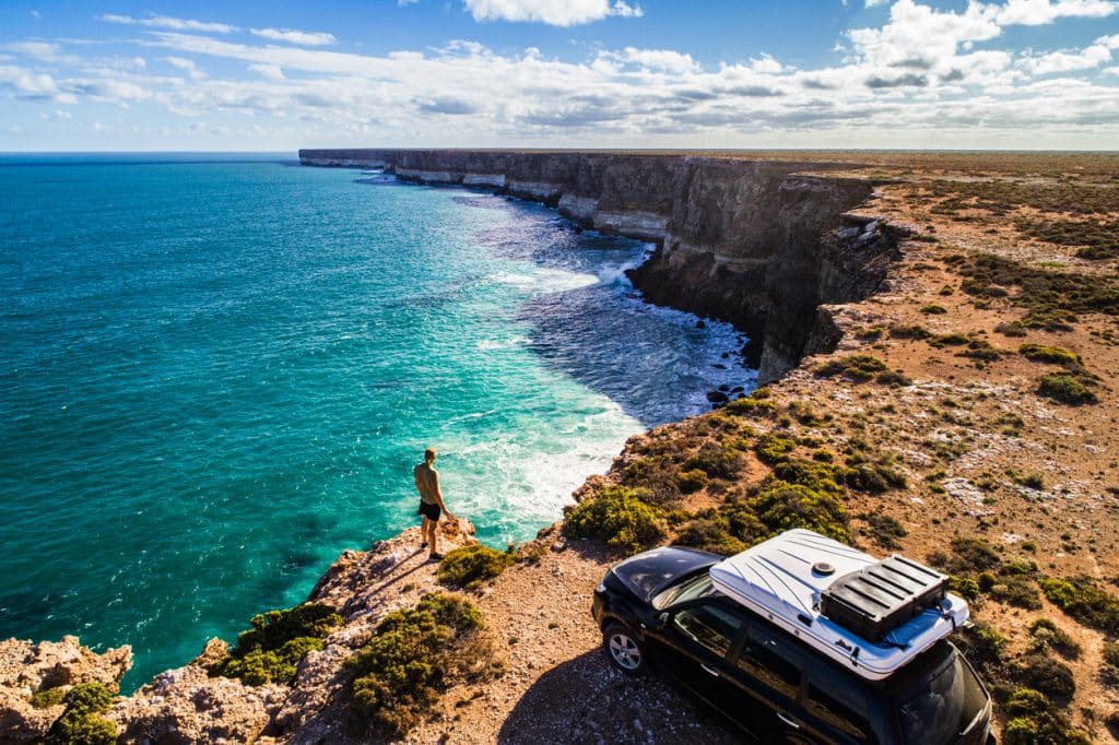 Homme devant son van surplombant la grande baie australienne