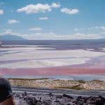 Homme qui regarde en direction du salar d'Uyuni en Bolivie