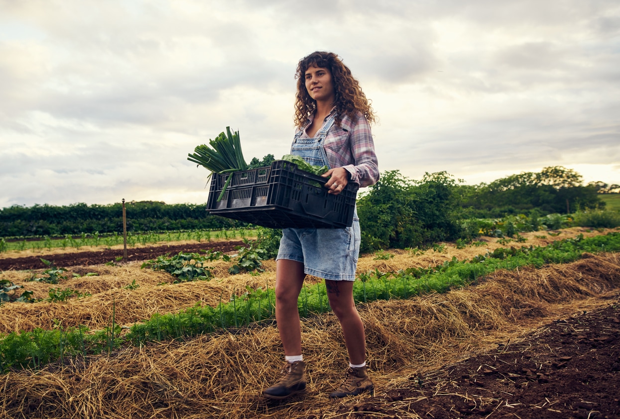 Jeune femme en train de faire la cueillette