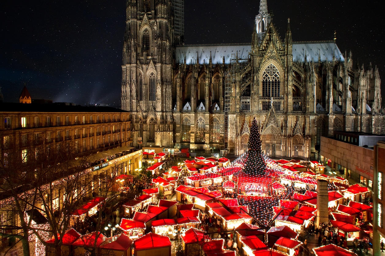 Vue aérienne sur le marché de Noël face à la cathédrale de Cologne