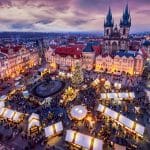 Vue aérienne d'une vieille place où se tient un marché de Noël