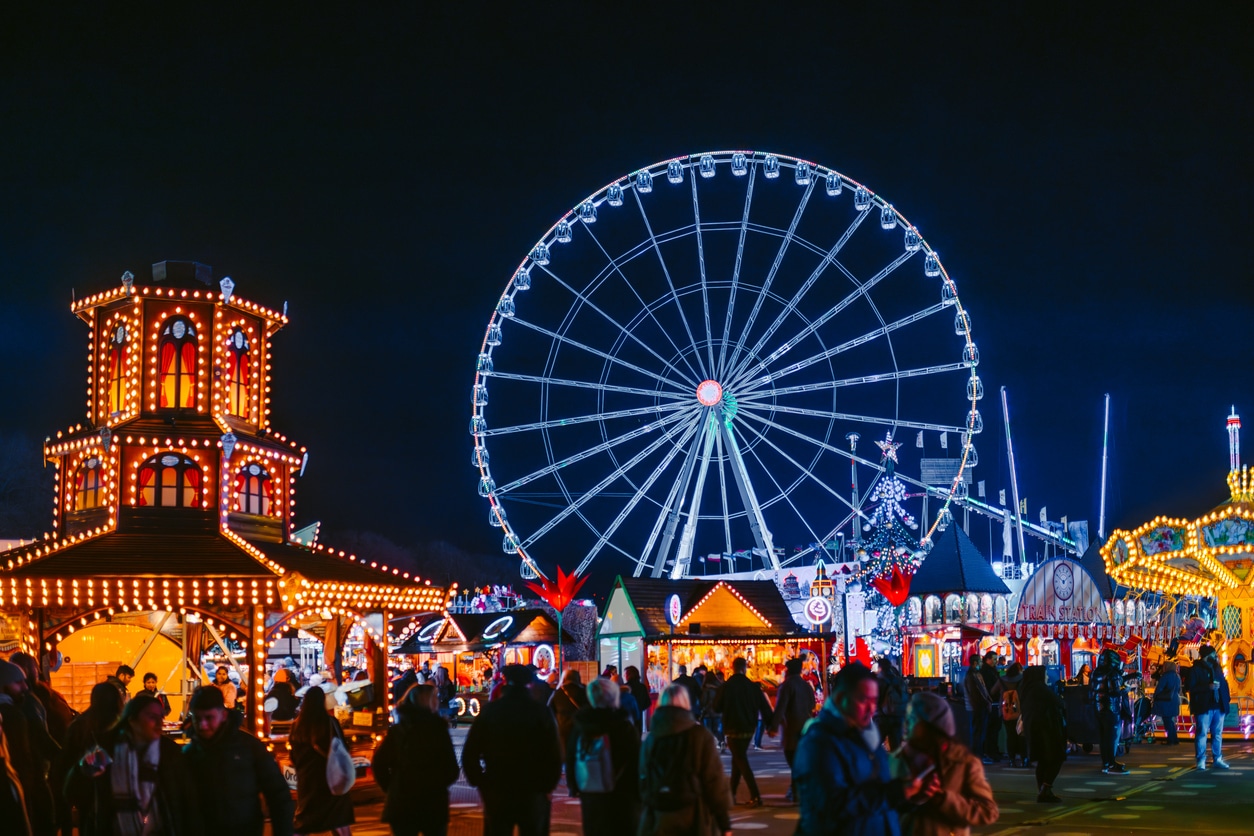 Vue de nuit sur la grande roue de Winter Wonderland à Londres