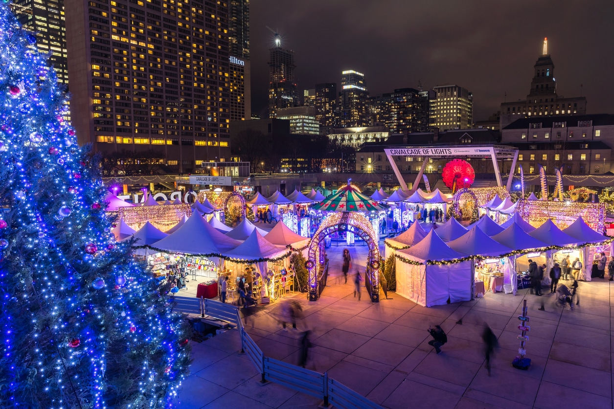 Vue de nuit sur le marché de noël de Toronto
