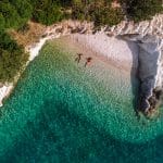 Couple en train de bronzer sur une plage paradisiaque vue du ciel