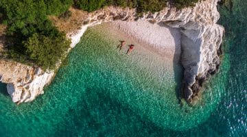 Couple en train de bronzer sur une plage paradisiaque vue du ciel