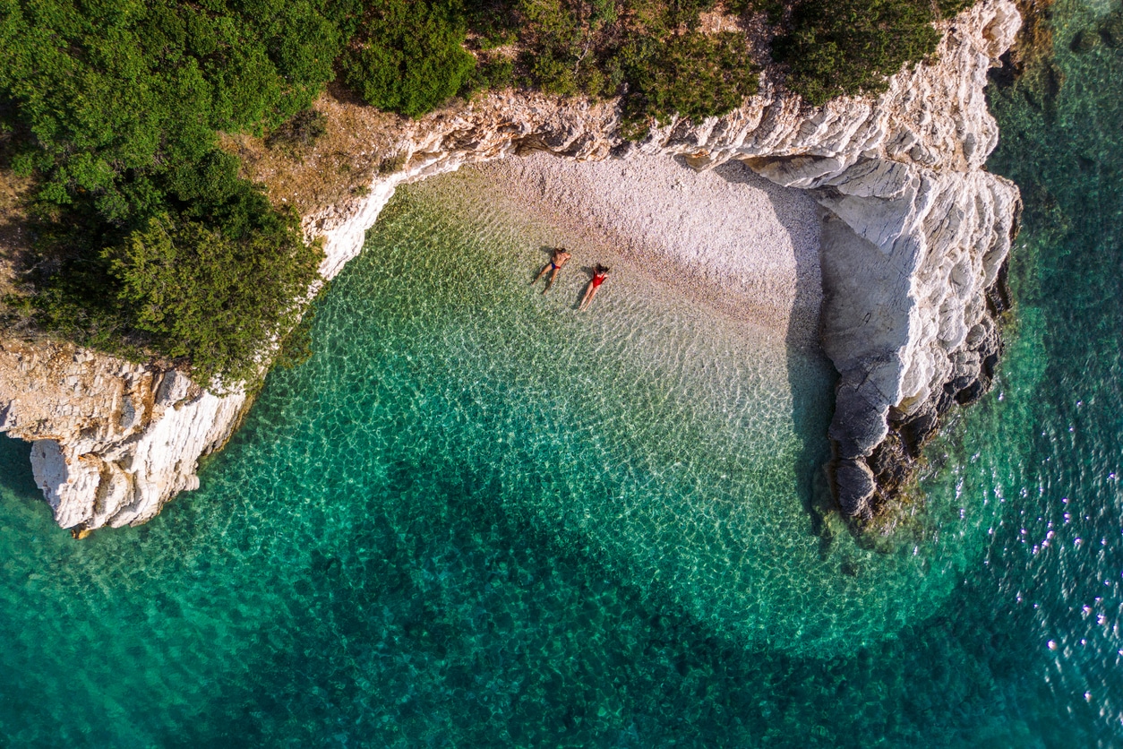Couple en train de bronzer sur une plage paradisiaque vue du ciel