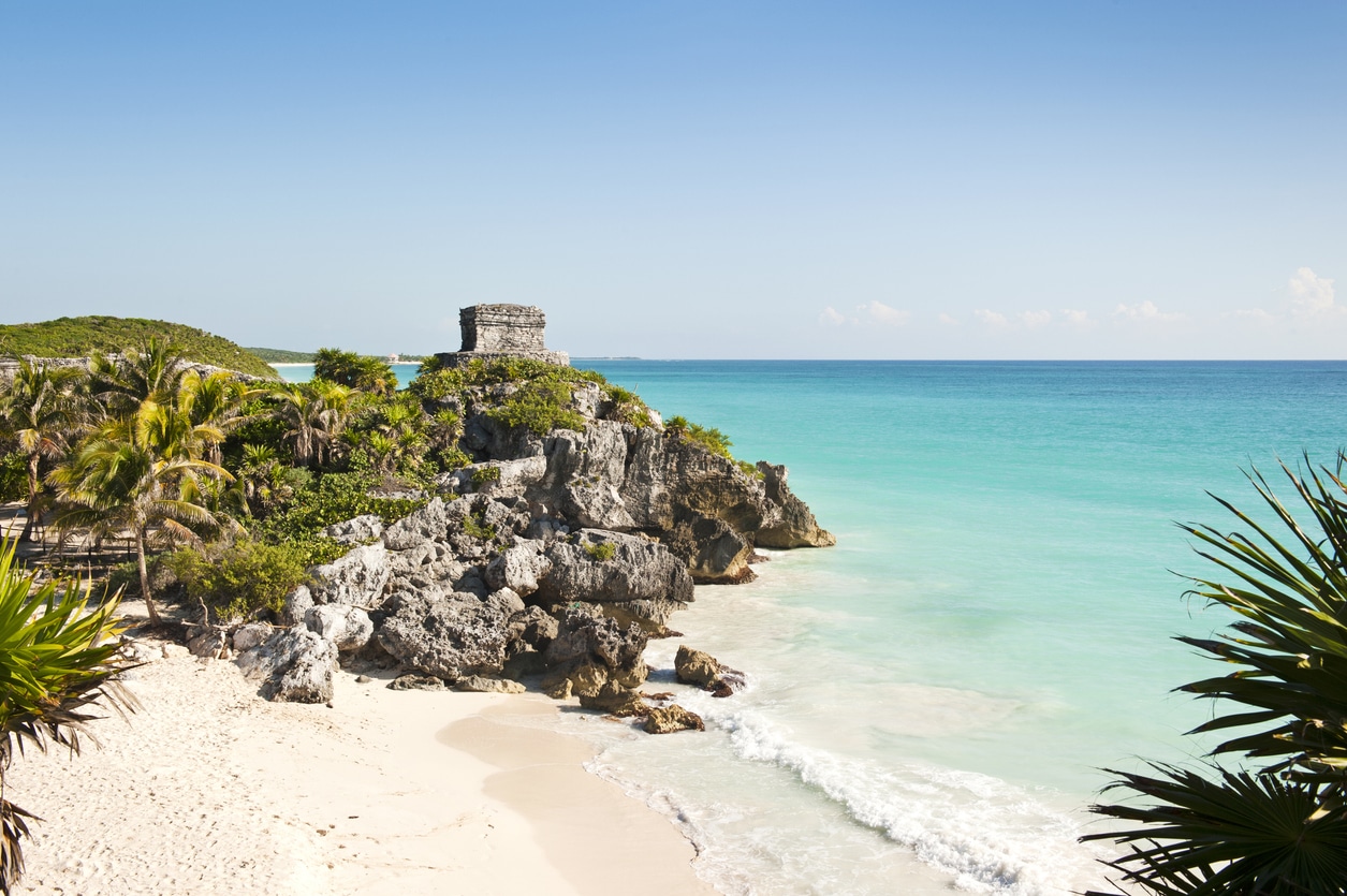 Vue sur les ruines de Tulum depuis la plage Ruinas