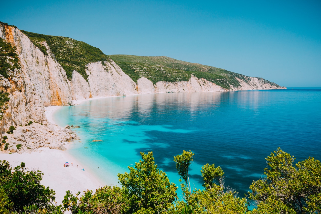 Vue sur les côtes rocheuses de la plage de Fteri