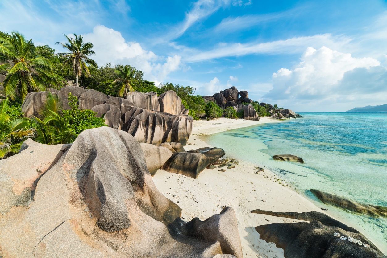 vue sur les rochers de la plage Anse source d'argent