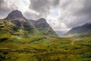 Vue aérienne sur la vallée de Glencoe dans les nuages