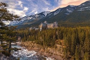 Vue sur un hôtel imposant perdu au milieu des montagnes