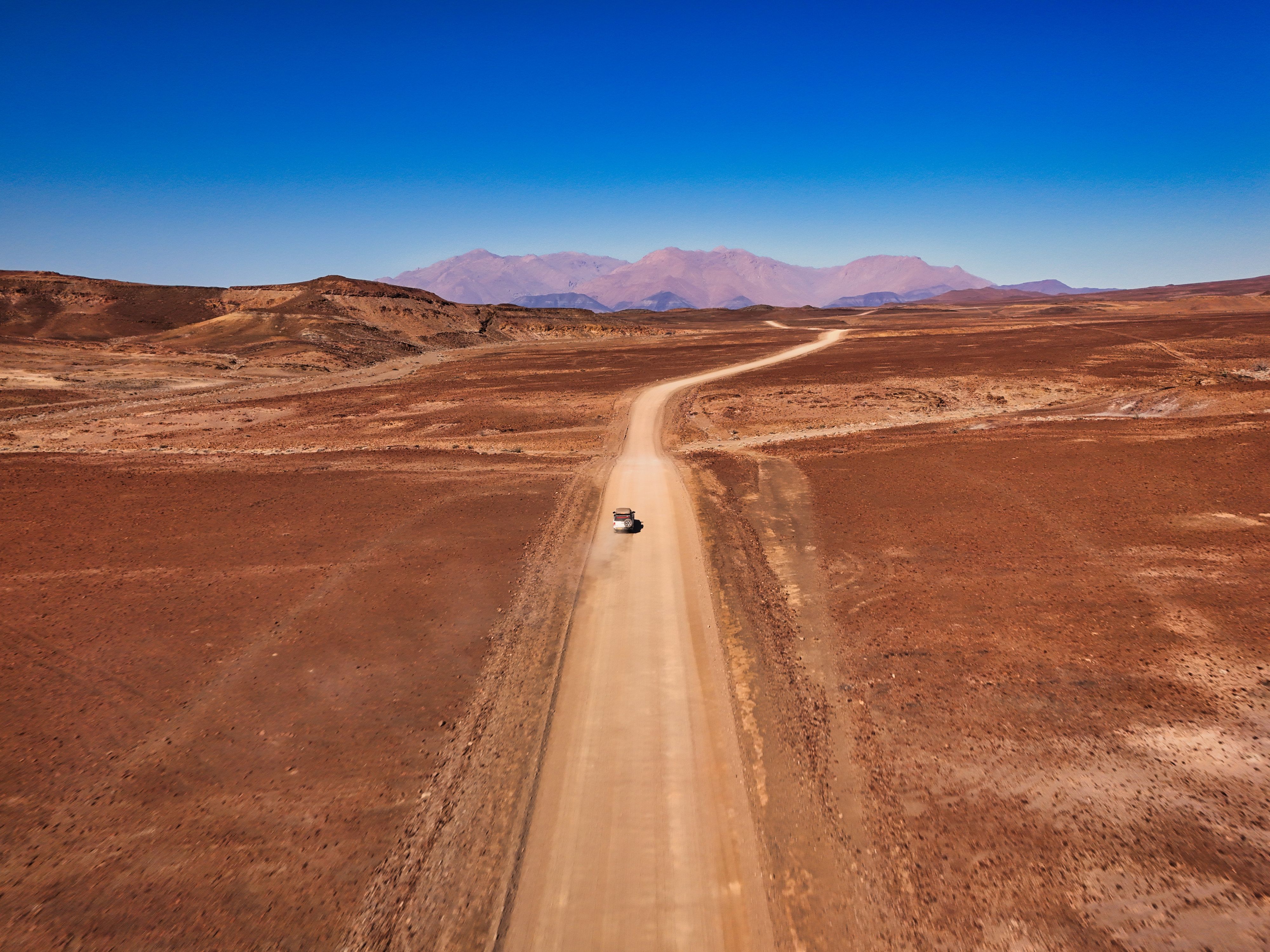 4x4 roulant sur une route au milieu du désert