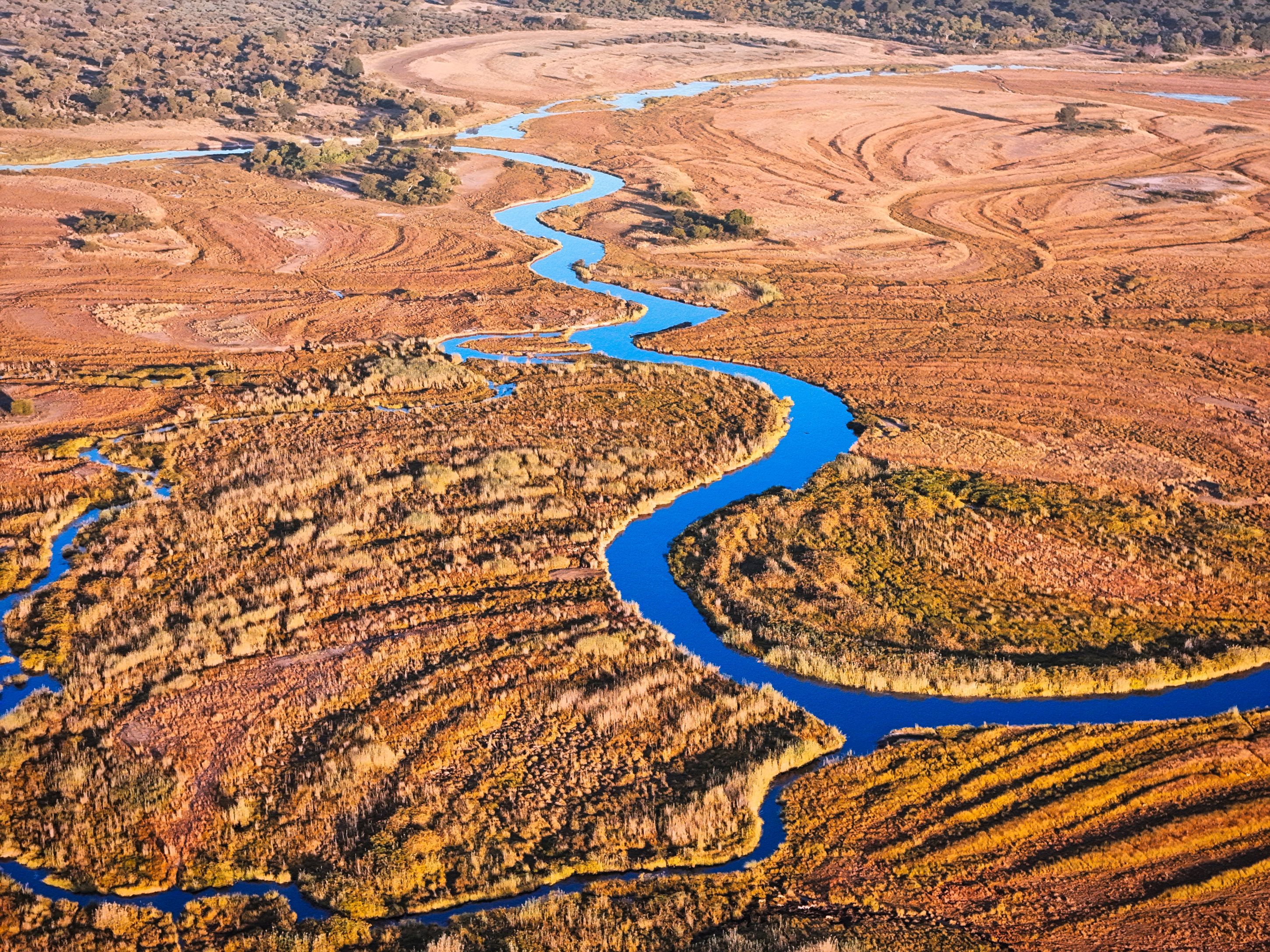 Vue panoramique d'une rivière traversant un paysage désertique
