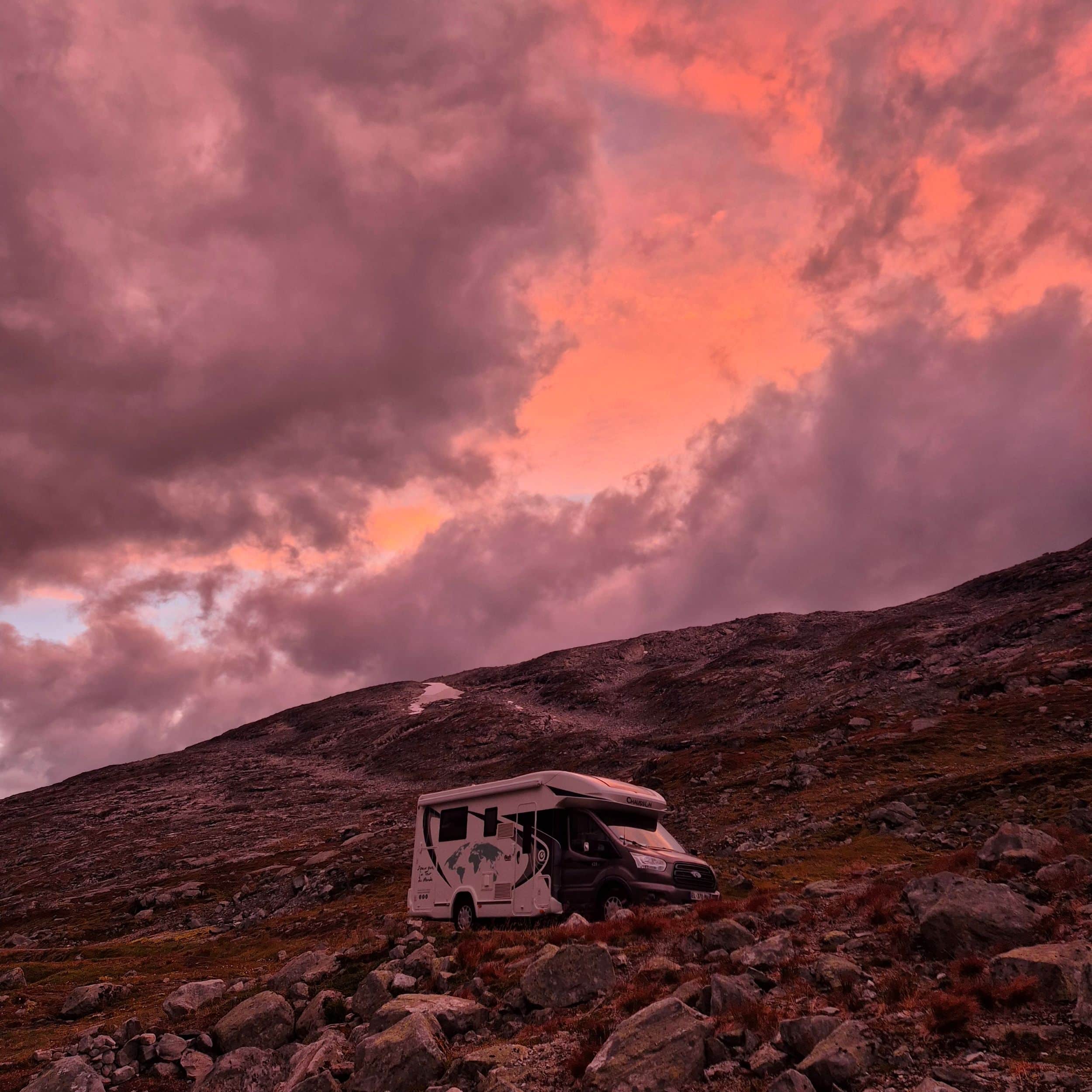 Camping-car au milieu des rochers au coucher du soleil