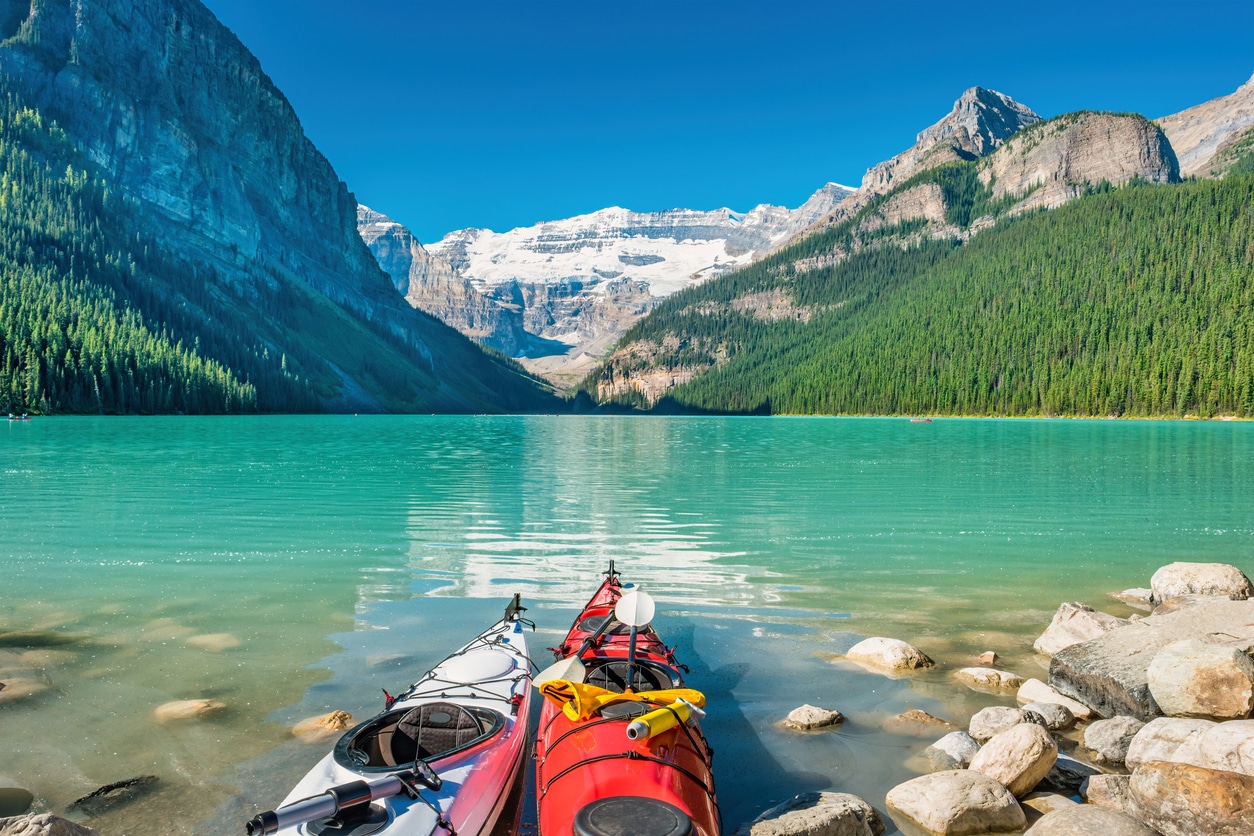 Deux kayaks posés au bord du lake Louise