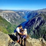 Famille enlacée au-dessus d'un fjord