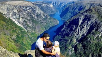 Famille enlacée au-dessus d'un fjord