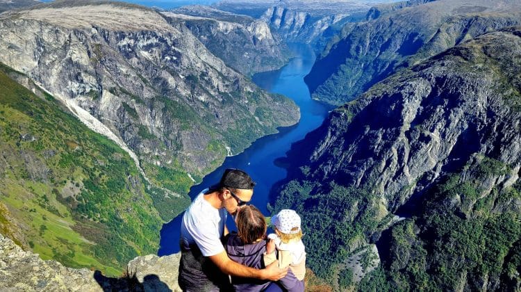 Famille enlacée au-dessus d'un fjord
